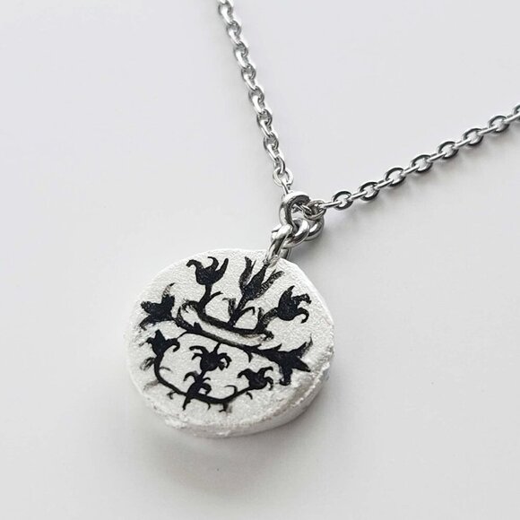 Vintage gothic abstract floral witch necklace with a small silver chain - Picture 10 of 11